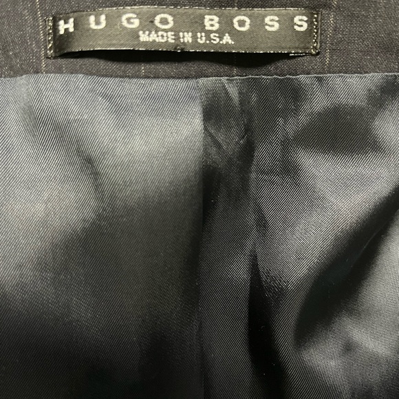 Hugo Boss Black Sport Coat/Blazer with pin stripes. 100% wool. Size 42R - Picture 4 of 4